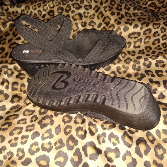 Shoe's - Picture 2 of 5